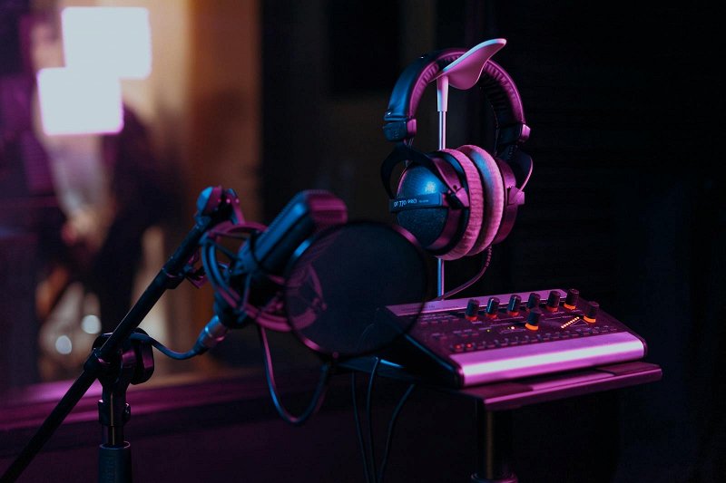Traditional dubbing vs AI dubbing