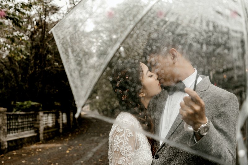 Use umbrellas in rain photography