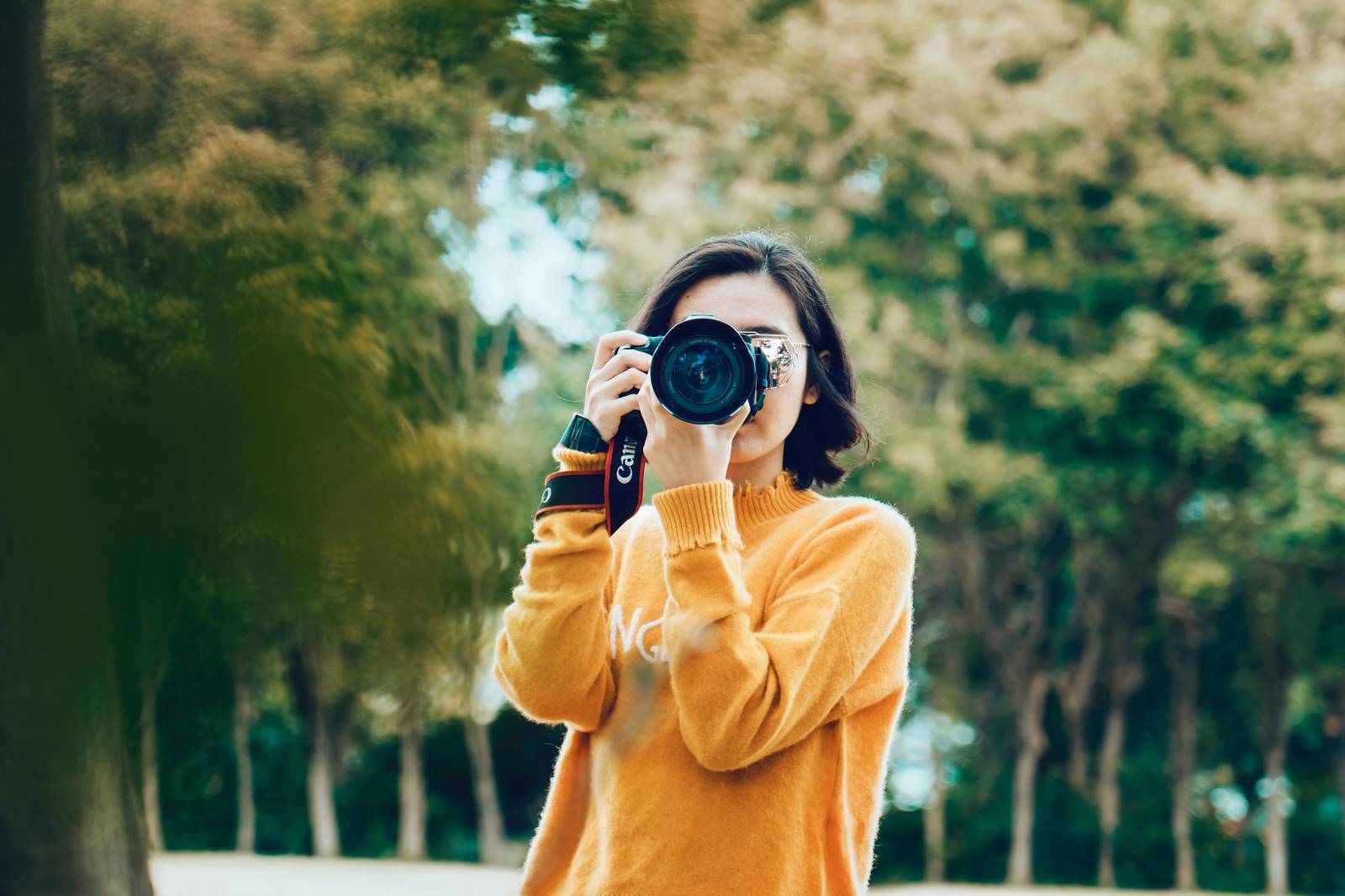 Filming with DSLR video camera DSLR video camera for filmmaking