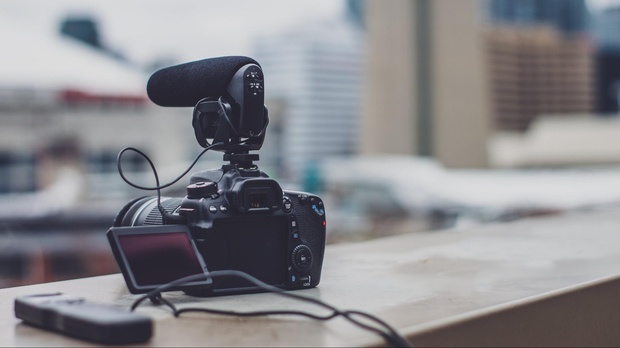 Compact microphone fixed on a video camera equipment