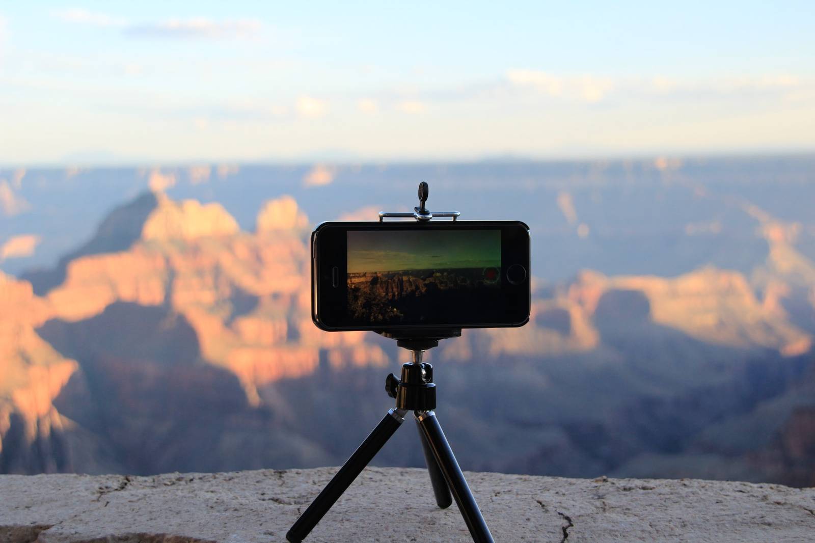 Tripod to improve video recording on iPhone Stabilize to record video on iPhone
